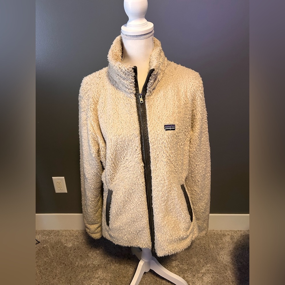 Patagonia women’s fuzzy wind, resistant jacket. Size extra large.